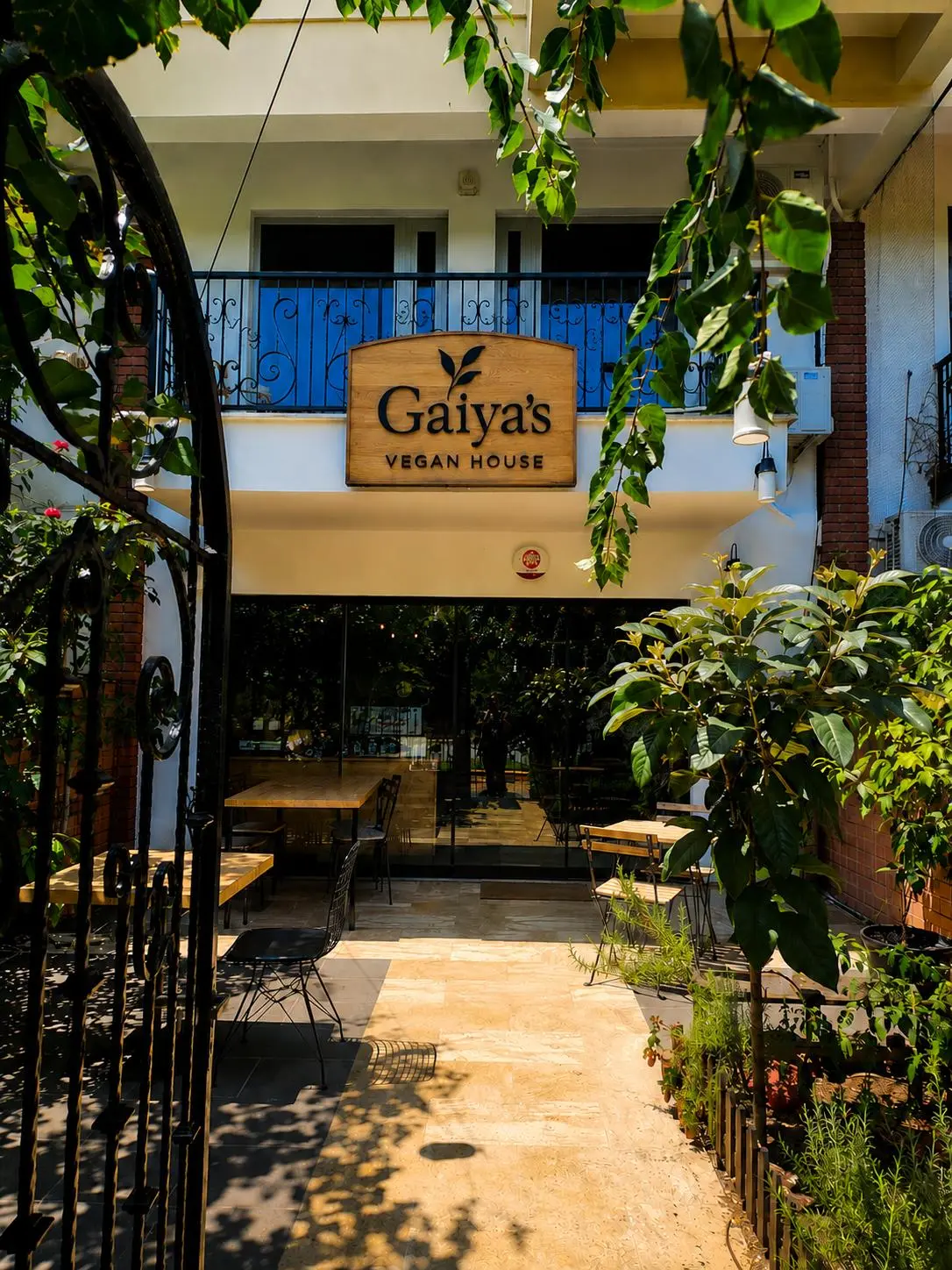 Gaiya’s Vegan House’un yeşillikler içindeki bahçe girişi