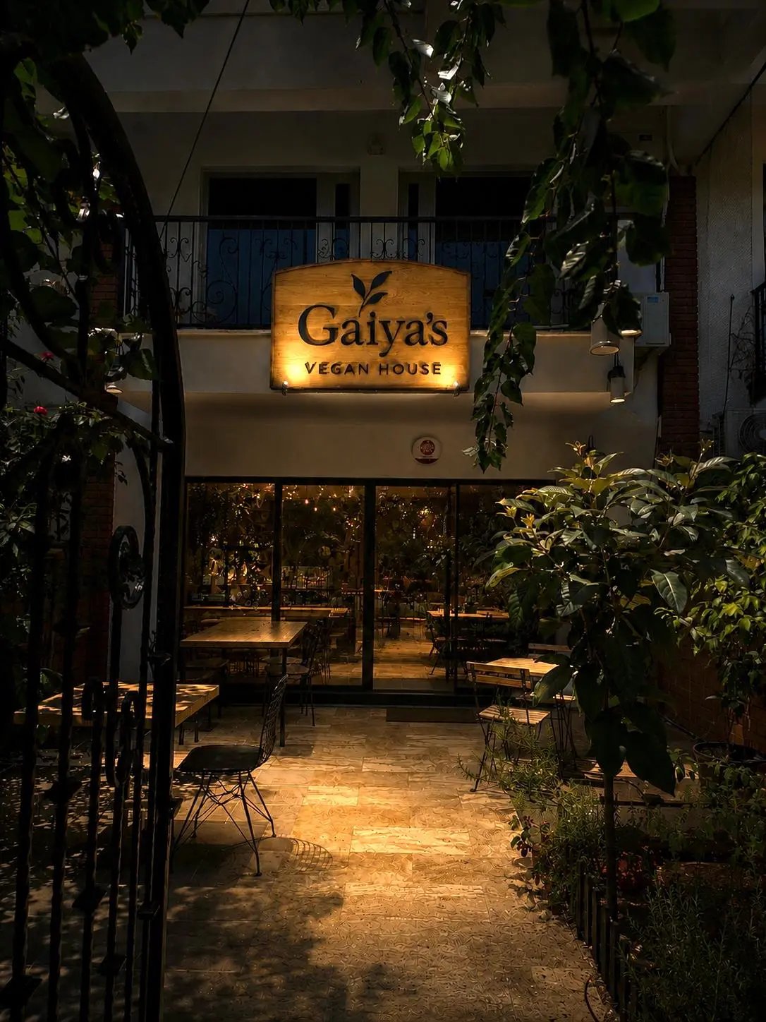 Gaiya’s bahçesinde akşam ışıkları