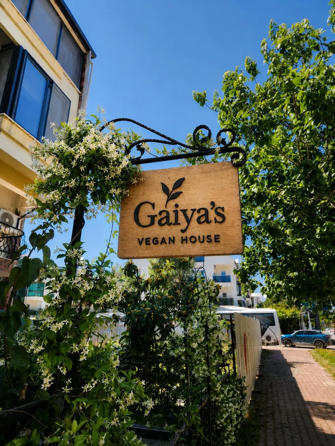 Yeşillikler arasındaki Gaiya’s Vegan House tabelası